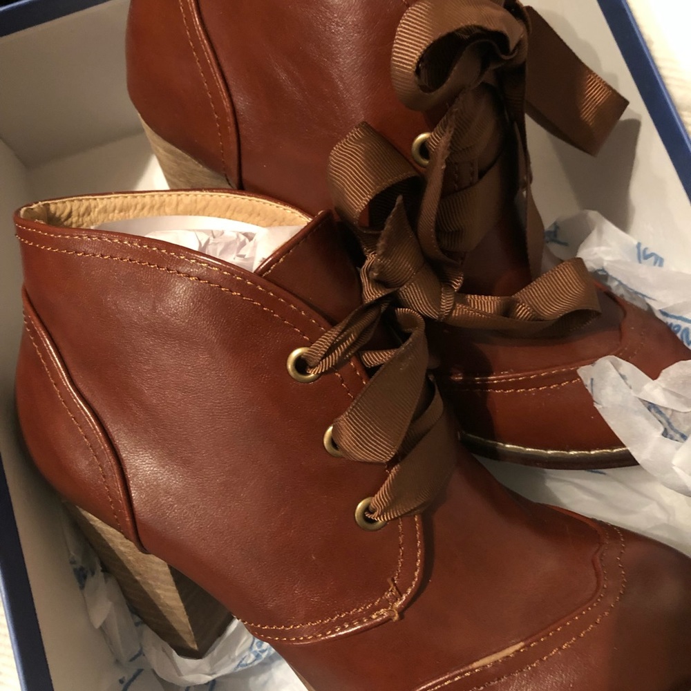 Dolce Nome Melania Cognac women’s bootie sz.5, NIB